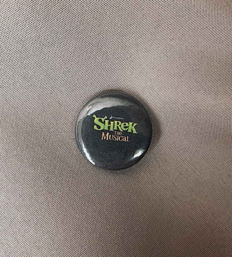 Botón de retroceso del pin de Shrek el Musical imagen 1