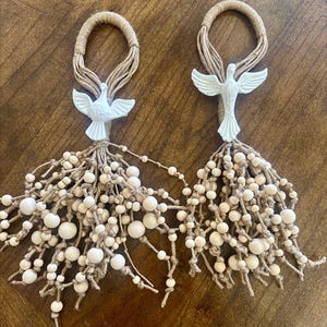 Colgante de resina con forma de pomo de puerta del Espíritu Santo: Decoración de yute y perlas o yute y cuentas de madera.
