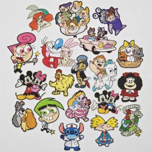 Op de afbeelding: Een verzameling kleurrijke geborduurde patches met verschillende stripfiguren. De patches bevatten personages van Disney, Nickelodeon en andere animatieseries, met gedetailleerde ontwerpen en levendige kleuren.