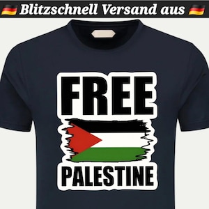 Op de afbeelding: Marineblauw T-shirt met de witte tekst "FREE PALESTINE". Het ontwerp toont de Palestijnse vlag in rood, zwart, wit en groen. Het T-shirt heeft een ronde hals.