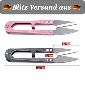Può includere: Due paia di piccole forbici per stoffa con lame argentate. La coppia superiore è rosa con una finitura testurizzata. La coppia inferiore è nera con una finitura testurizzata. Entrambe le coppie misurano 10,7 cm di lunghezza, 3,7 cm di larghezza e 2,3 cm di altezza.