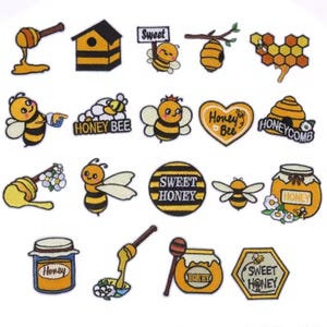 Può includere: Una collezione di toppe ricamate con api e motivi a tema miele. Le toppe sono gialle, nere e bianche, con scritte come "Sweet Honey" e "Honey Bee". I disegni includono api, favi e barattoli di miele.