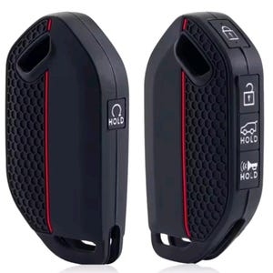 Peut inclure: Housse de clé de voiture noire avec une bande rouge. La housse présente un motif en nid d'abeille et des boutons pour verrouiller, déverrouiller et d'autres fonctions. La housse de clé est conçue pour protéger la clé.