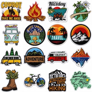 Puede incluir: Una colección de dieciséis parches bordados con temas de aire libre y viajes, incluyendo un vaquero, una fogata, furgonetas, montañas, bosques, una bicicleta y textos como 'Have a Niceday', 'Adventure' y 'Enjoy the Journey'.