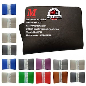 Può includere: Portacarte di credito in pelle nera con il testo "Mustermann GmbH" e informazioni di contatto. L'immagine mostra anche diversi portacarte più piccoli in vari colori, tra cui blu, grigio e marrone.