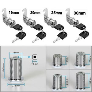 Op de afbeelding: Vier zilverkleurige kastdeursloten met sleutels, elk 16 mm, 20 mm, 25 mm en 30 mm lang. De sloten worden getoond met hun bijbehorende sleutels. Een close-up toont de afmetingen van de cilinder van het slot, die 18 mm hoog en 23,5 mm in diameter is.