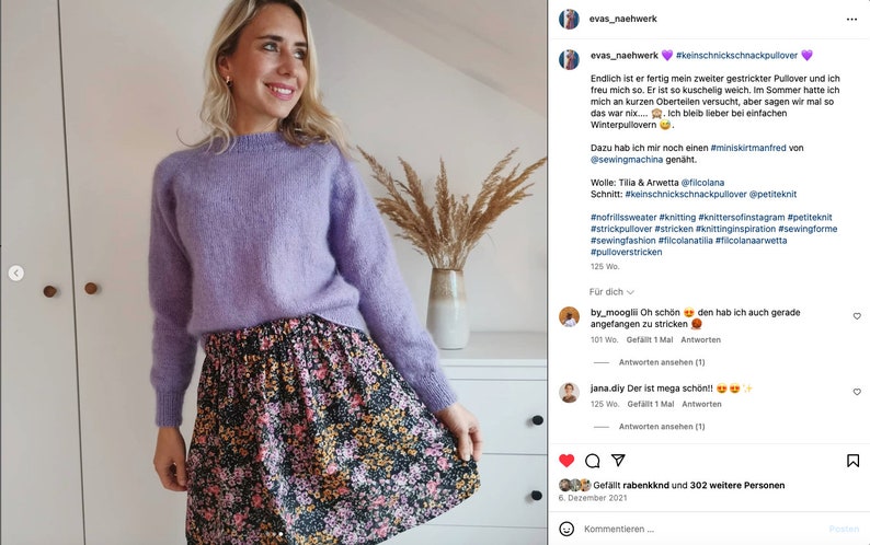 Pu&ograve; includere: Una donna indossa un maglione di lana color lavanda e una gonna con stampa floreale. La didascalia recita "#keinschnickschnackpullover" e include informazioni sul maglione, la lana e il modello.