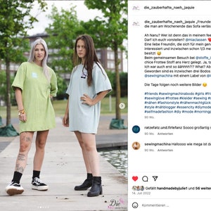 May include: Two people are standing on a sidewalk wearing light green and light blue oversized t-shirts. The t-shirts have a small graphic design on the front. The text "die_zauberhafte_naeh_jaquie" is visible in the upper right corner of the image. The text "Freunde sind Menschen, f&uuml;r die man am Wochenende das Sofa verl&auml;sst" is visible in the upper right corner of the image. The text "Ah Nanu? Wer ist denn das in meinem feed?" is visible in the upper right corner of the image. The text "Darf ich euch vorstellen? @miaclassen" is visible in the upper right corner of the image. The text "Eine liebe Freundin, die sich f&uuml;r mein gen&auml;htes seeeehr interessiert und inzwischen schon 1/3 meines Schrankes besitzt" is visible in the upper right corner of the image. The text "Beim gemeinsamen Besuch bei @stoffe_imemy wurde uns der chice Frottee Stoff ans Herz gelegt. Ja, tats&auml;chlich Frottee!" is visible in the upper right corner of the image. The text "Ich war auch erst so &auml;&auml;hhhh?!? What? Aber ja.." is visible in the upper right corner of the image. The text "Geworden sind es inzwischen drei Bodos von @sewingmachina mit einem Label von @lenipepunkt" is visible in the upper right corner of the image. The text "Die Tage folgen noch weitere Bilder" is visible in the upper right corner of the image. The text "#friends #sewingmachinabodo #girls #friendsshooting #sewinglove #frottee #kleider #sewing #sewistsofinstagram #n&auml;hen #fashionstyle #n&auml;henmachtgl&uuml;cklich #diy #tattooed #style #n&auml;hblogger #essencity #diymode #loveit #selfmadefashion #diy #mode #morningpost" is visible in the upper right corner of the image. The text "ratzefatz.und.filefanz Soooo gro&szlig;artig schon" is visible in the upper right corner of the image. The text "sewingmachina Halloooo wie mega ist das denn" is visible in the upper right corner of the image.