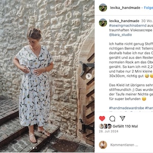Puede incluir: Un vestido blanco con estampado floral, usado por una persona de pie frente a una pared de piedra. El vestido tiene un escote en V y mangas cortas. La leyenda dice: "#sewingmachinabernd aus einem traumhaften Viskosecrepe von @bara_studio Ich hatte nicht genug Stoff f&uuml;r einen richtigen Bernd mit Tellerrock, deshalb habe ich nur das Oberteil gen&auml;ht und aus den Resten einen normalen Rock am das Oberteil gen&auml;ht. So kam ich mit 2,2m Stoff aus und habe nur 2 Mini kleine Reste, ca. 30x30cm, richtig gut 😊 Das Kleid ist &uuml;brigens sehr stillfreundlich ;) Das wurde heute auf der Taufe meiner Nichte getestet und f&uuml;r super befunden 😊 #handmadewardrobe #handmade Gef&auml;llt 110 Mal 28. Juli 2024 Kommentieren....."