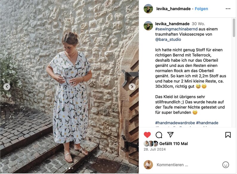 Puede incluir: Un vestido blanco con estampado floral, usado por una persona de pie frente a una pared de piedra. El vestido tiene un escote en V y mangas cortas. La leyenda dice: "#sewingmachinabernd aus einem traumhaften Viskosecrepe von @bara_studio Ich hatte nicht genug Stoff f&uuml;r einen richtigen Bernd mit Tellerrock, deshalb habe ich nur das Oberteil gen&auml;ht und aus den Resten einen normalen Rock am das Oberteil gen&auml;ht. So kam ich mit 2,2m Stoff aus und habe nur 2 Mini kleine Reste, ca. 30x30cm, richtig gut 😊 Das Kleid ist &uuml;brigens sehr stillfreundlich ;) Das wurde heute auf der Taufe meiner Nichte getestet und f&uuml;r super befunden 😊 #handmadewardrobe #handmade Gef&auml;llt 110 Mal 28. Juli 2024 Kommentieren....."
