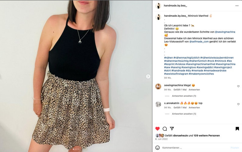 Pu&ograve; includere: Una donna indossa un top nero con spalline e una minigonna a stampa leopardata. La didascalia recita: "Ob ich Leoprint liebe? Definitiv! Genauso wie die wunderbaren Schnitte von @sewingmachina Diesesmal habe ich den Minirock Manfred aus dem sch&ouml;nen Leo-Viskosestoff von @selfmade_com gen&auml;ht! Ich bin verliebt #n&auml;hen #n&auml;henmachtgl&uuml;cklich #n&auml;henistwiezaubernk&ouml;nnen #n&auml;henmachts&uuml;chtig #n&auml;hent&uuml;rmich #rock #minirock #meo meoprint #viskose #sewingmachinamanfred #sewingmachina #sew #sewing #sewinglove #sewingaddict #sewingproject #skirt #handmade #diy #memade #memadewardrobe #swistsofinstagram #makemyownclothes"