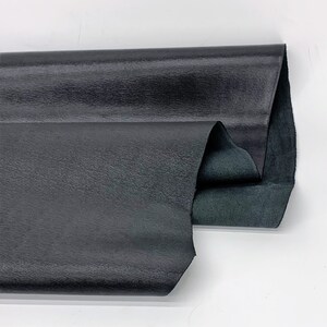 Piel negra Saffiano Fine con estampado pequeño /100% natural/ 1,1 mm/ 2-3 oz / Superficie grabada en relieve y chapada en caliente / Paneles precortados imagen 6