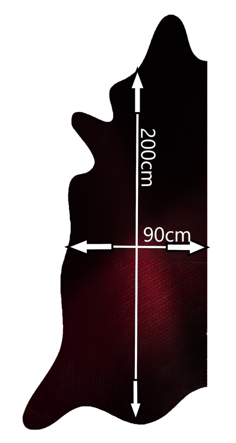 Op de afbeelding: Een donkerrode lederhuid met een onregelmatige vorm. De huid meet 200 cm in de lengte en 90 cm in de breedte.