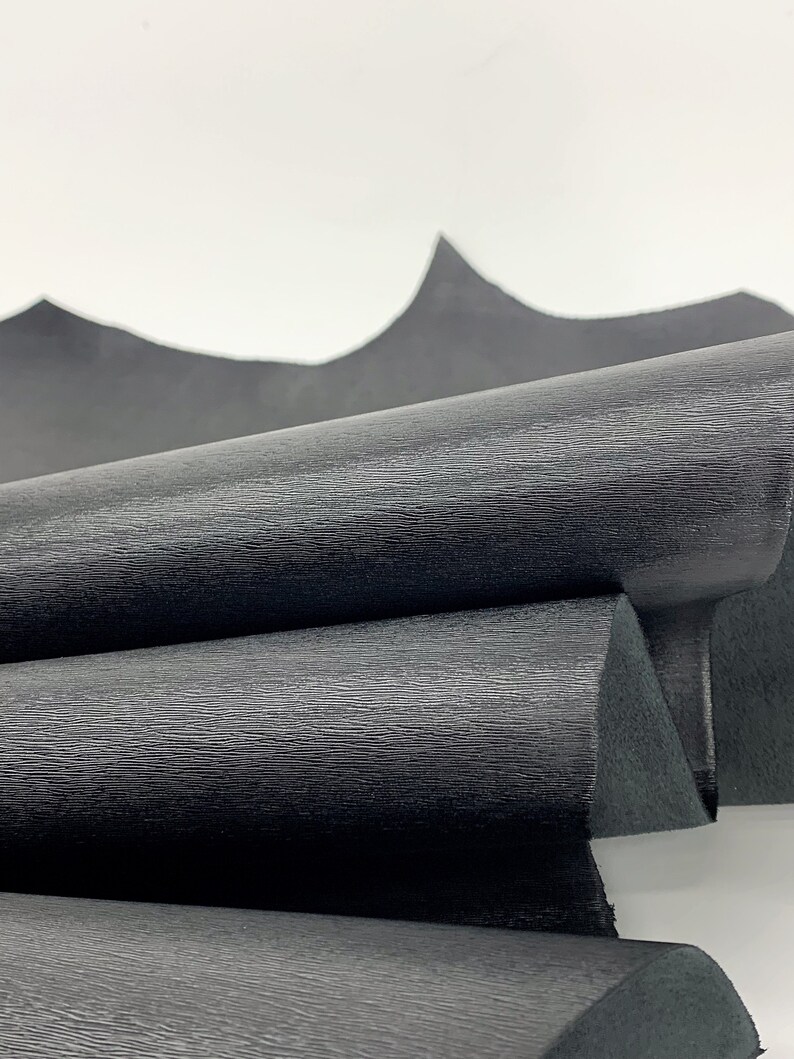 Piel negra Saffiano Fine con estampado pequeño /100% natural/ 1,1 mm/ 2-3 oz / Superficie grabada en relieve y chapada en caliente / Paneles precortados imagen 5