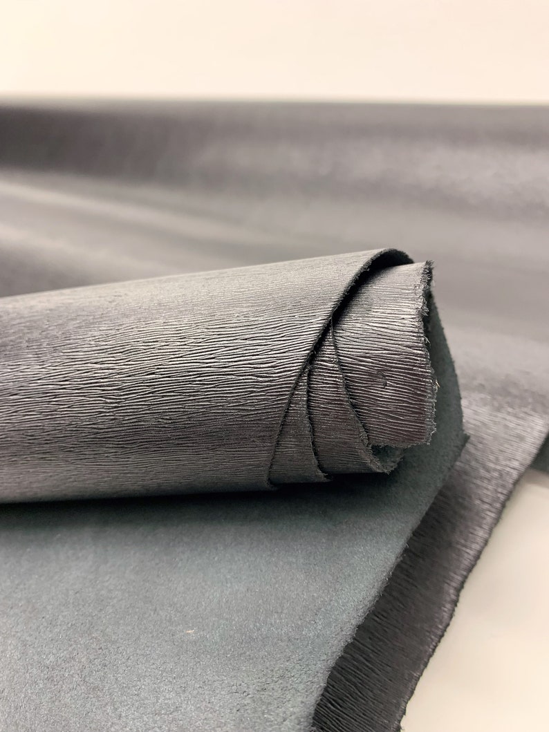 Piel negra Saffiano Fine con estampado pequeño /100% natural/ 1,1 mm/ 2-3 oz / Superficie grabada en relieve y chapada en caliente / Paneles precortados imagen 4