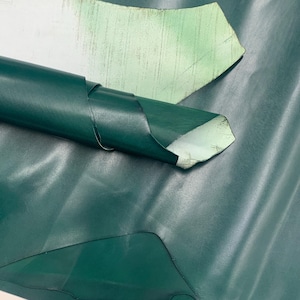 Pelle verde / lato pieno fiore smeraldo scuro / 0,6-0,8 mm 2 OZ / Vera pelle naturale / Superficie piana / fogli pannelli pretagliati pelle lucida