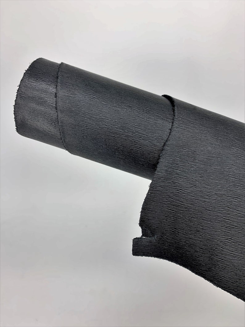 Piel negra Saffiano Fine con estampado pequeño /100% natural/ 1,1 mm/ 2-3 oz / Superficie grabada en relieve y chapada en caliente / Paneles precortados imagen 10