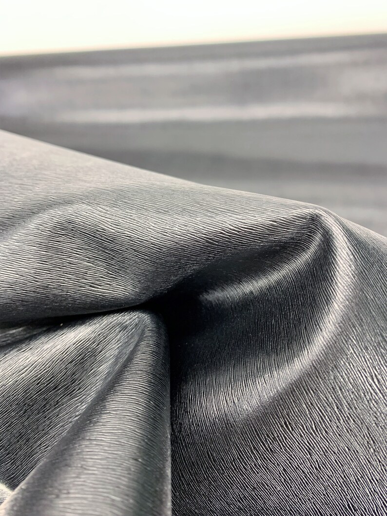 Piel negra Saffiano Fine con estampado pequeño /100% natural/ 1,1 mm/ 2-3 oz / Superficie grabada en relieve y chapada en caliente / Paneles precortados imagen 3