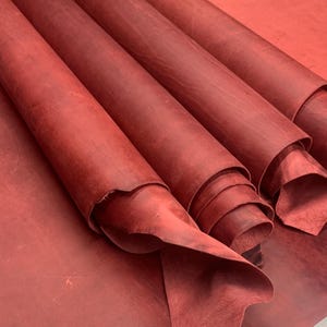 Cuero rojo burdeos pull up auténtico de 2 mm y 5 oz, acabado ceroso y aceitoso, color oscuro envejecido, ideal para bolsos, zapatos y marroquinería.