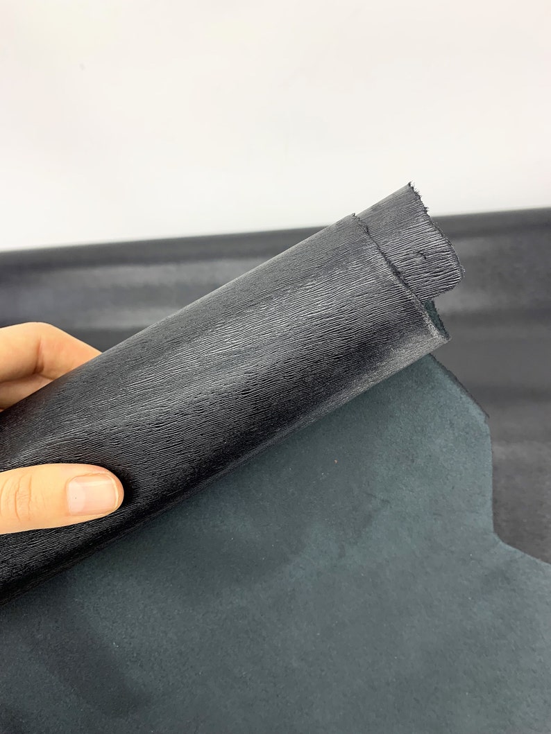 Piel negra Saffiano Fine con estampado pequeño /100% natural/ 1,1 mm/ 2-3 oz / Superficie grabada en relieve y chapada en caliente / Paneles precortados imagen 8