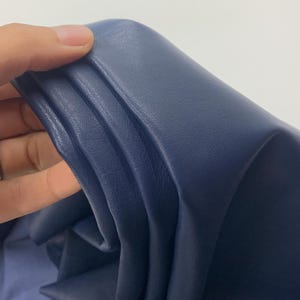 Pelle di capra testurizzata blu / 0,4 mm 1 oz / morbida, opaca / azzurro / per borse, portafogli, artigianato