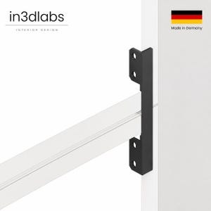 Peut inclure: Une équerre d'étagère en métal noir fixée sur une surface verticale blanche, soutenant une étagère blanche. Le texte in3dlabs INTERIOR DESIGN figure en haut à gauche, et un drapeau allemand avec le texte Made in Germany est en haut à droite.