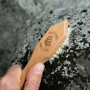 VEGAN Boulder Brush - Beech Wood and plant based Bristles, Climbing Parkour Bouldering brush