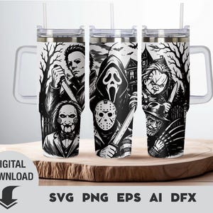 Può includere: Un design per bicchiere in bianco e nero con illustrazioni di personaggi di film horror tra cui Michael Myers, Ghostface, Chucky, Jigsaw, Jason Voorhees e Freddy Krueger su uno sfondo di foresta e casa spettrale con coperchio e cannuccia.