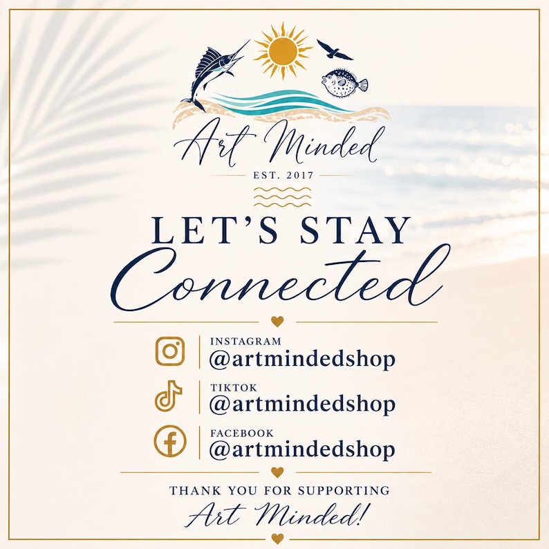 K&ouml;nnte beinhalten: Eine Social-Media-Kontaktkarte mit dem Art Minded-Logo, einem Marlin, einer Sonne und einem Kugelfisch. Der Text enth&auml;lt LET'S STAY CONNECTED, die Instagram-, TikTok- und Facebook-Handles @artmindedshop sowie den Satz THANK YOU FOR SUPPORTING ART MINDED!