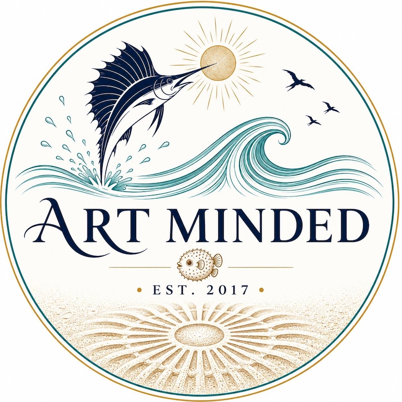 K&ouml;nnte beinhalten: Ein kreisf&ouml;rmiges Logo mit einem dunkelblauen F&auml;cherfisch, der aus t&uuml;rkisfarbenen Meereswellen in Richtung einer goldenen Sonne springt. Unter den Wellen steht der Text ART MINDED in Dunkelblau, gefolgt von einem Kugelfisch-Symbol und EST. 2017.