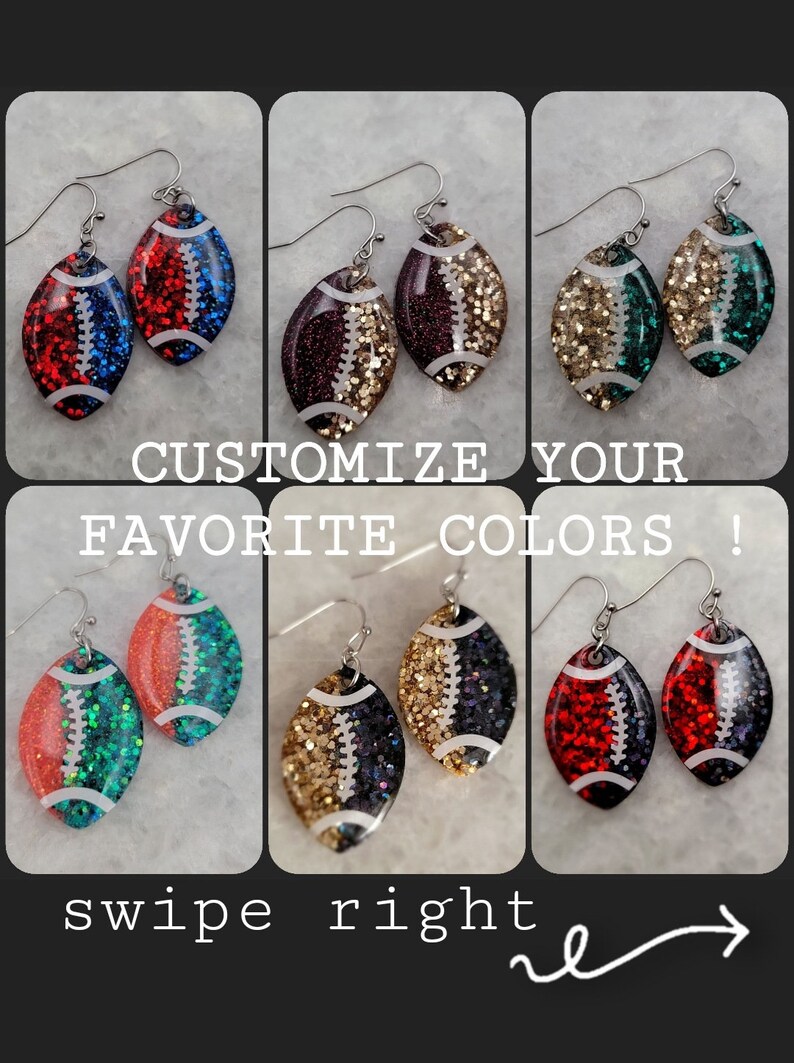 Op de afbeelding: Zes paar voetbalvormige oorbellen met glitter en witte stiksels. Elk paar heeft een andere kleurencombinatie, waaronder rood en blauw, bordeauxrood en goud, goud en groen, oranje en turquoise, goud en zwart en rood en zwart.