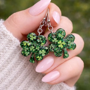 St. Patrick’s Day Shamrock Earrings – Green Glitter Clover Dangle Earrings – Irish Holiday Jewelry – Luck Gift for Her
