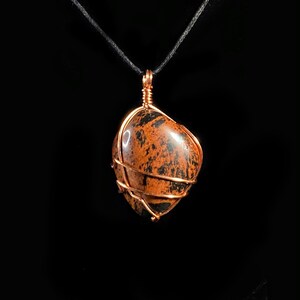 Collana con pendente in cristallo avvolto in filo di ossidiana di mogano su cordoncino di canapa regolabile