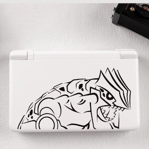 Könnte beinhalten: Eine weiße Keramik-Tasse mit schwarzem Henkel und dem Text "But First, Coffee" in fetter, schwarzer Schrift. Die Tasse steht auf einer Holzoberfläche. Die Tasse ist etwa 10 cm hoch.