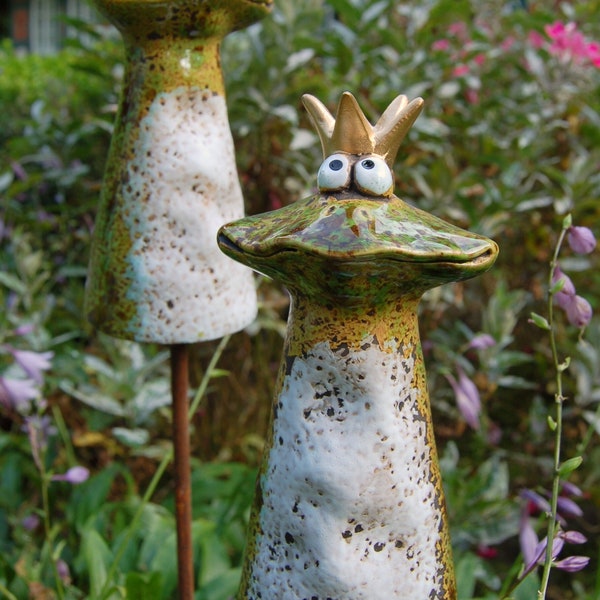 Sehr süßer Landhaus Zaunhocker Frosch Quaki, Zaunfigur aus Keramik, Gartendeko, Zaunstecker