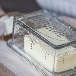 Enchanting butter dish BEURRE made of glass in a country house style