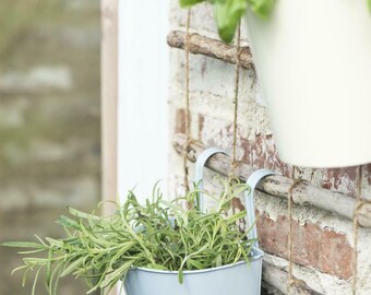 Pot de balcon de rêve LEONARE bleu poussiéreux dans le style maison de campagne