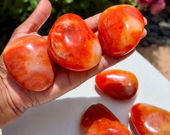 Puede incluir: Cinco piedras de cornalina lisas y pulidas en varios tonos de naranja y rojo. Las piedras tienen forma de corazón y un acabado natural y pulido.