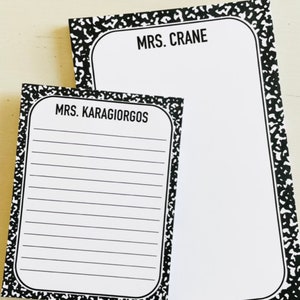 Może przedstawiać: Dwa zestawy czarno-białych notesów z liniowanym papierem. Górny notes zawiera tekst "MRS. CRANE", a dolny notes zawiera tekst "MRS. KARAGIORGOS".