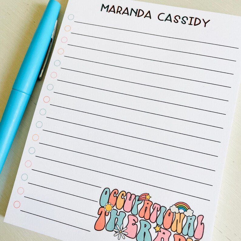Peut inclure: Un bloc-notes lign&eacute; blanc avec une liste de contr&ocirc;le sur le c&ocirc;t&eacute; gauche et le nom "Maranda Cassidy" en haut. Le bas du bloc-notes comporte un graphique color&eacute; qui dit "Occupational Therapy" dans une police r&eacute;tro.