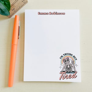 Presente para ela, bloco de notas personalizável, presente de inauguração de casa, presente de anfitriã, papel de carta engraçado, presente para mulher trabalhadora, tentando, mas estou cansado