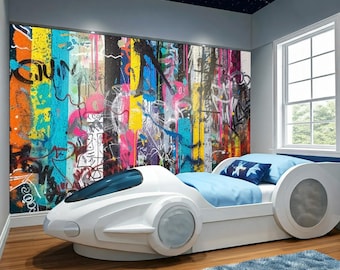 Könnte beinhalten: Ein weißes Rennwagenbett mit blauer Matratze und blauem Kissen, das vor einer Wand mit einem großen, farbenfrohen Wandbild steht, welches vertikale Streifen in Orange, Gelb, Blau und Pink mit Farbspritzern, Graffiti und schwarzen Linien zeigt.