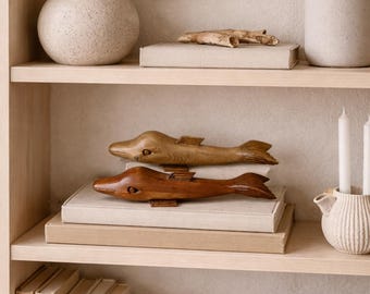 Juego de 2 esculturas de delfines de madera vintage – Decoración costera minimalista, estilo escandinavo para estanterías, figuras de peces de madera natural, estilo de mediados de siglo.