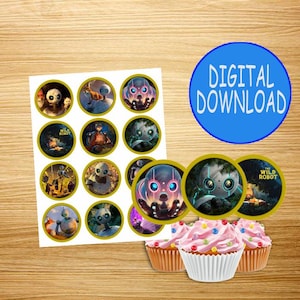 Puede incluir: Una hoja de 12 toppers redondos para cupcakes con personajes de la película animada "The Wild Robot". Los toppers están impresos en papel blanco con un borde dorado y presentan varios personajes de la película, incluyendo un robot, un zorro y un oso.