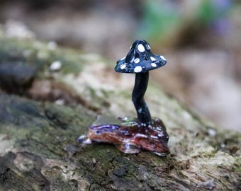 Inkspore Mini-Pilz Skulptur – Handgemachtes Miniatur-Pilzdekor – Gothic Terrarium-Schmuckstück