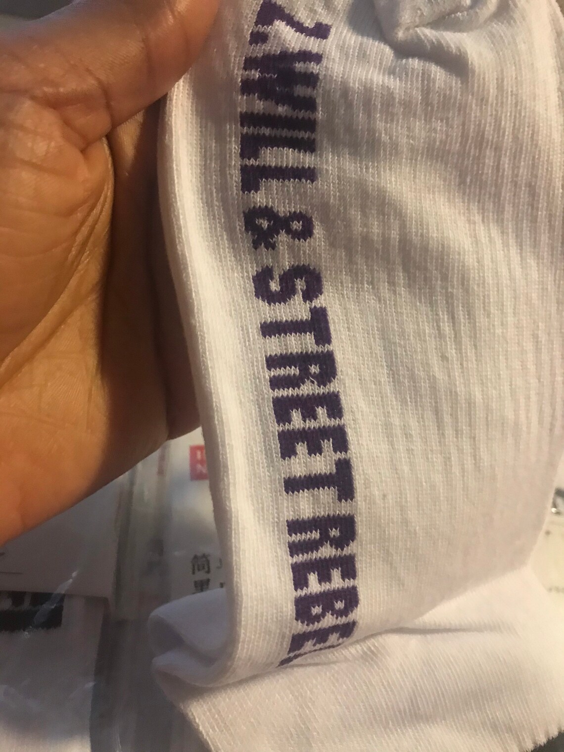 Socken mit Aufschrift &lsquo;Ich vertraue Ihnen nicht&rsquo;