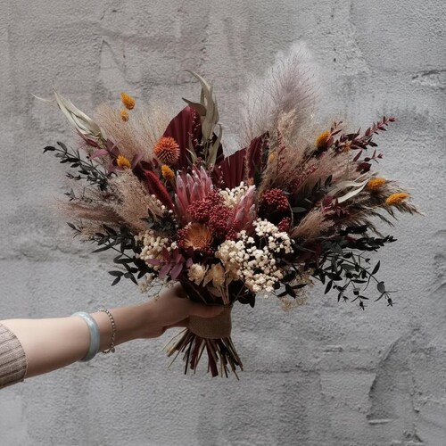 Ramo de novia color terracota otoñal, flores de boda bohemias neutras, hierba de la Pampa naranja quemada, boda en el desierto.