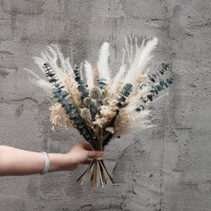 Dried Flower Bouquet SAINT BRIEUC White Eternal Roses Pampas and Blue  Thistle, Bouquet Lasting Flowers for Boho Wedding and Home Déco Home 