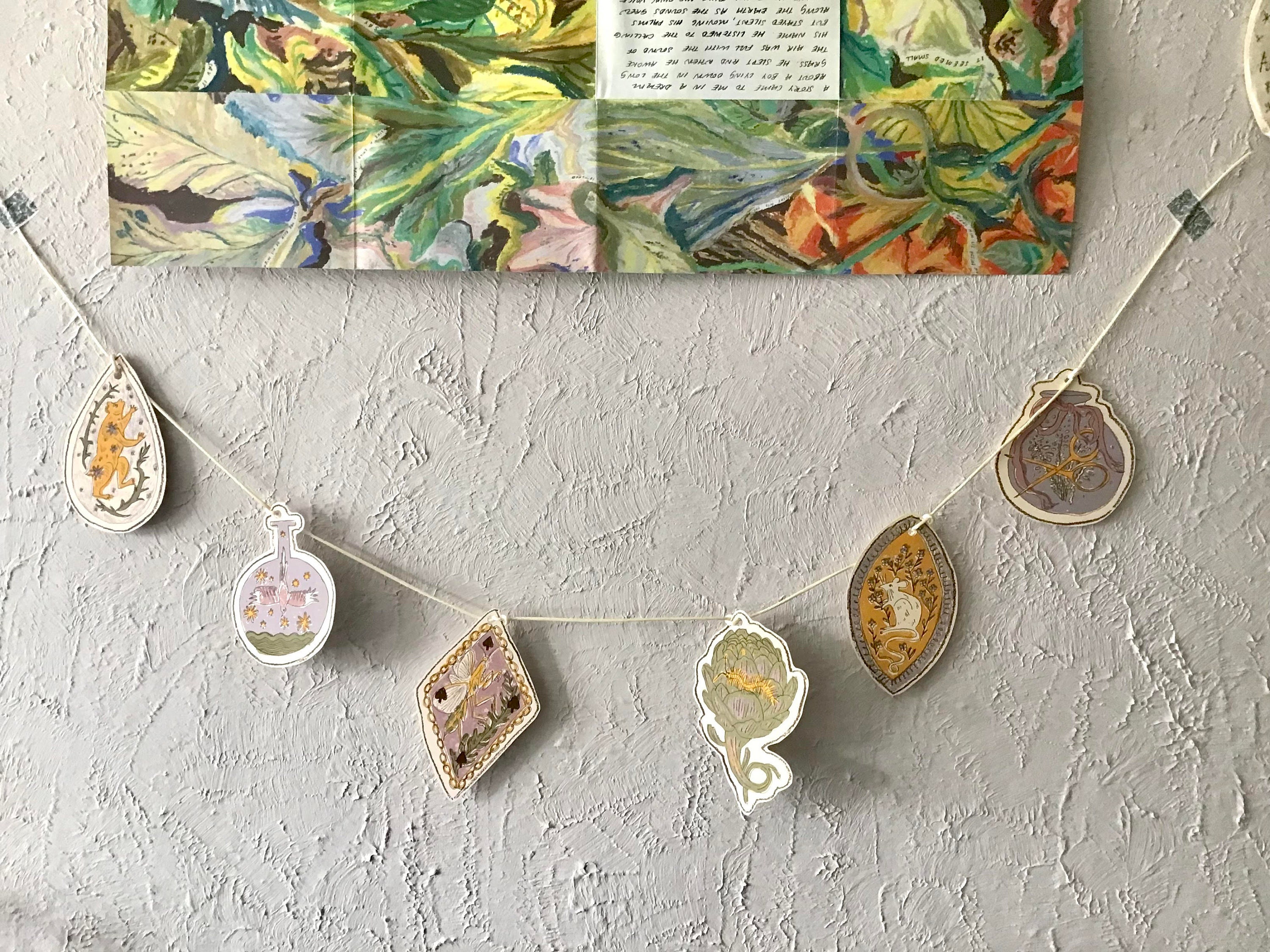 イラスト入りペーパーガーランド - カササギネズミとアーティチョーク