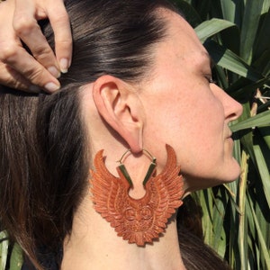 Weise Eule extra große Sawo Holz und Messing Ohrringe - handgeschnitzt - einzigartig - Boho - Stammes - Mythisch - Statement Ohrring